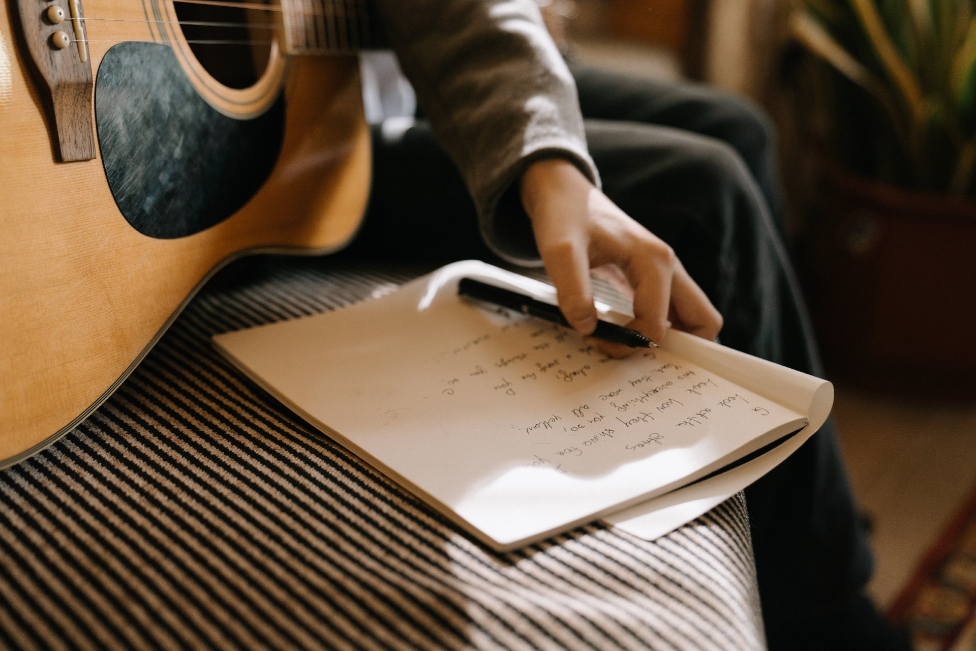 How To Connect An Acoustic Guitar To A Computer: Unlock Your Musical Potential Online